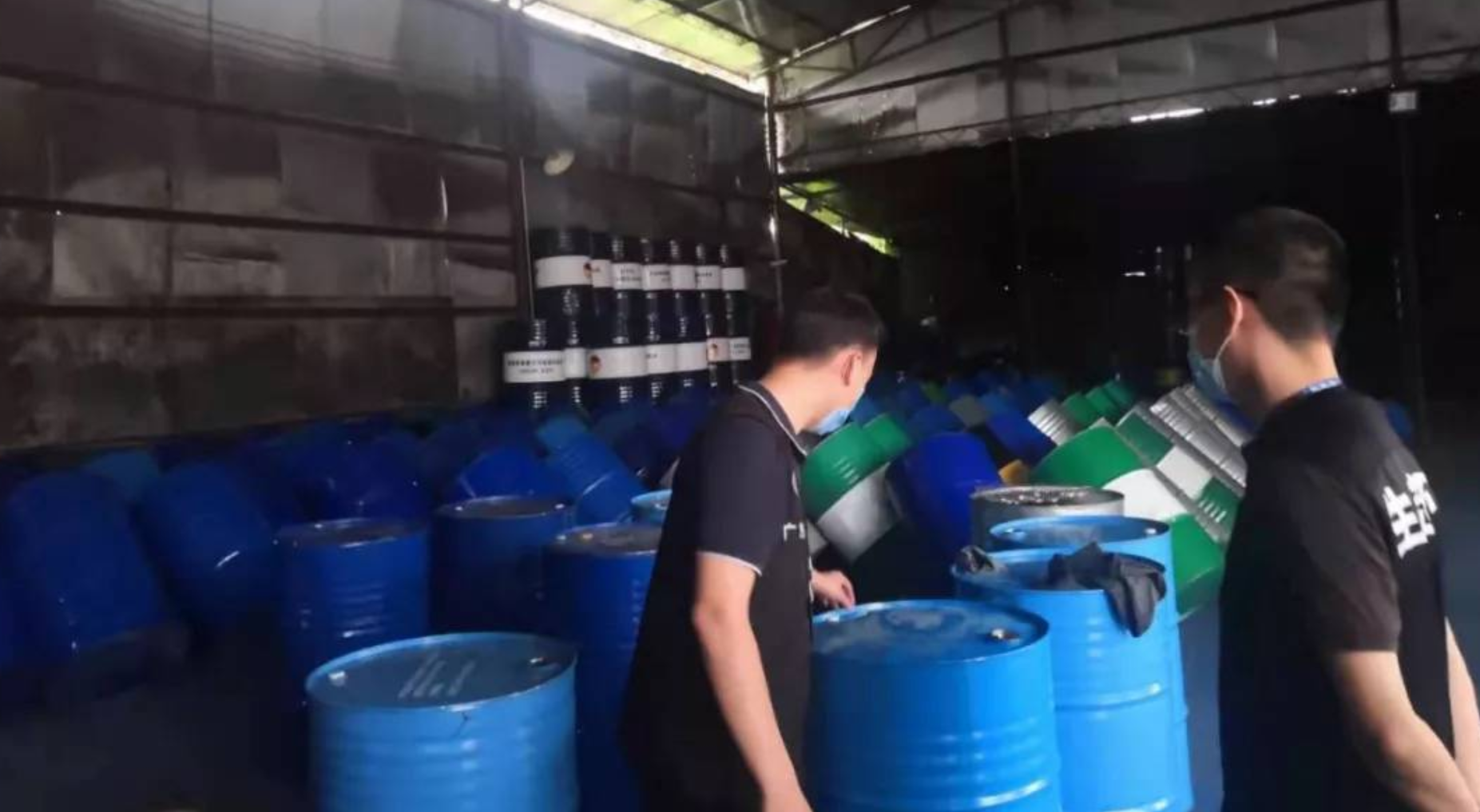 【普法】危废化工桶不能乱处理，江苏一男子违规回收危废桶并加工被判刑。