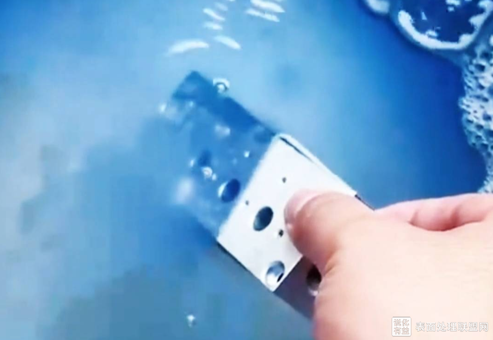 除蜡水清洗铝合金工变色排查原因与处理办法