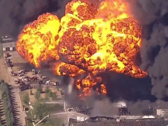 【突发】美国伊利诺伊州一家化工厂爆炸，周边居民紧急撤离！