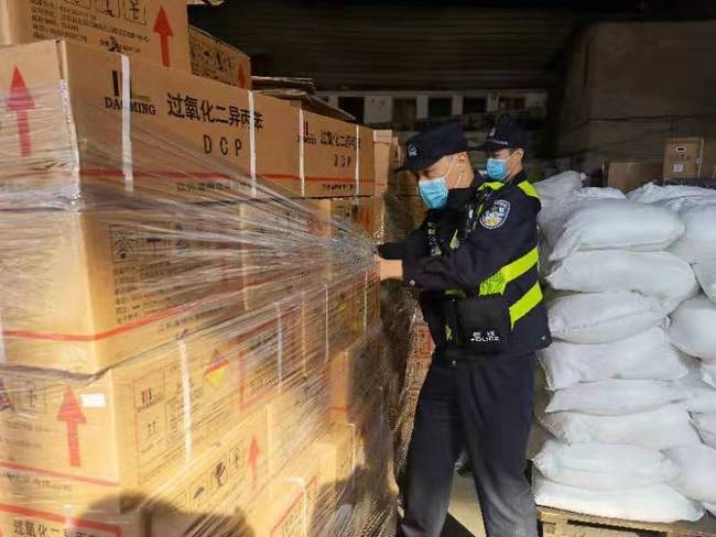 【新闻】上海警方查获一非法储存危险品窝点，查处过氧化二异丙苯共641件