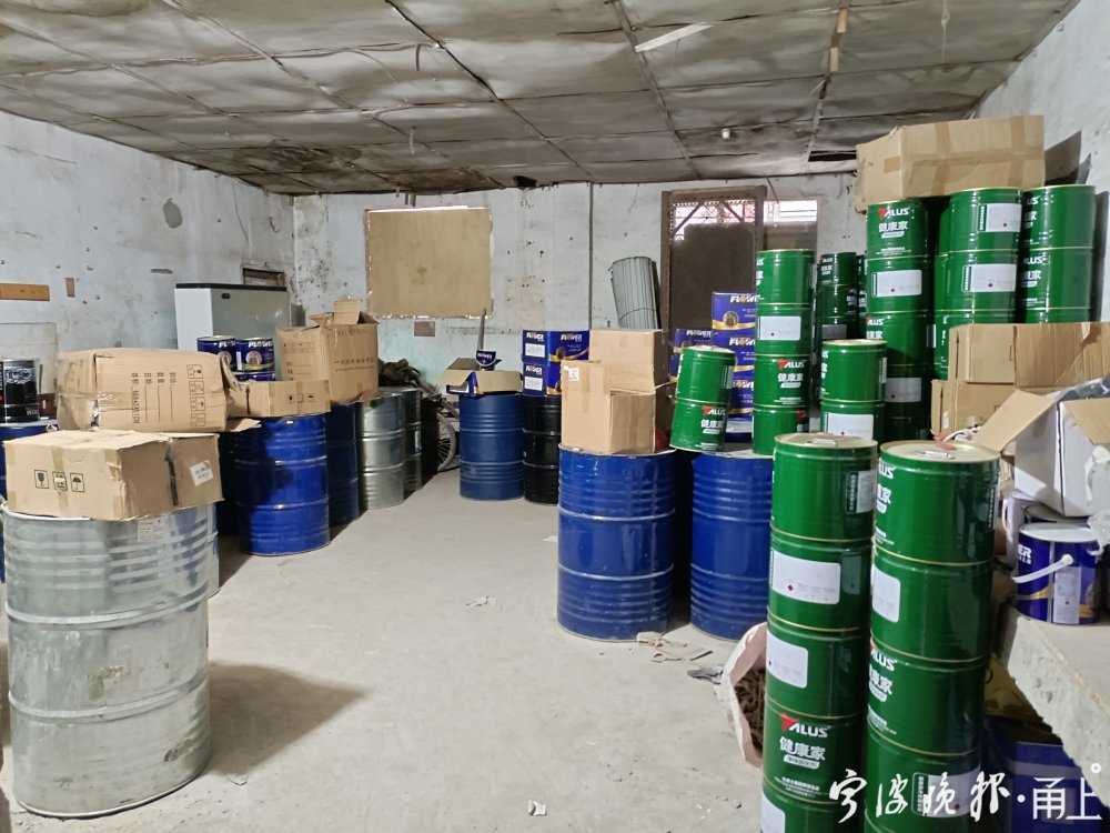 【法规】385桶固化剂等危化品藏"无证仓库"，公安部门已立案调查