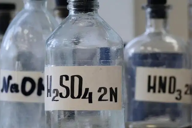 使用硫酸除锈时特别注意，一不小心会酿成严重后果