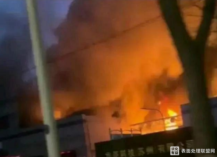 【新闻】江苏苏州华菱公司突发火灾，现场浓烟滚滚 火光冲天