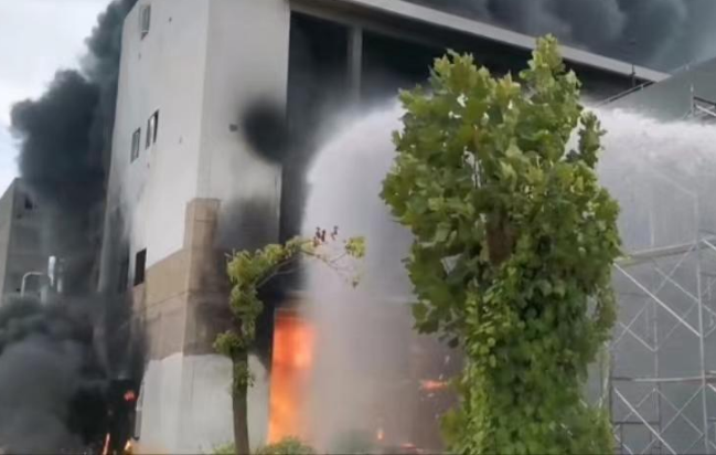 【突发】江西南昌一家化工企业发生火灾 现场浓烟滚滚