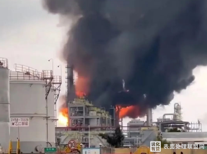 【突发】福建泉州泉港石化工业区一化工厂起火 有人员受伤
