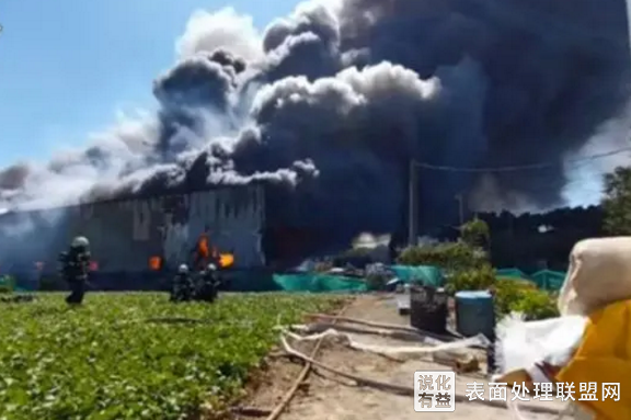 【新闻】台湾台北市一化工厂起火 现场浓烟密布并伴随爆炸声